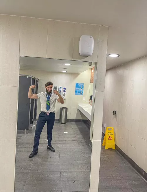 Do i look good in my work uniform??🛫