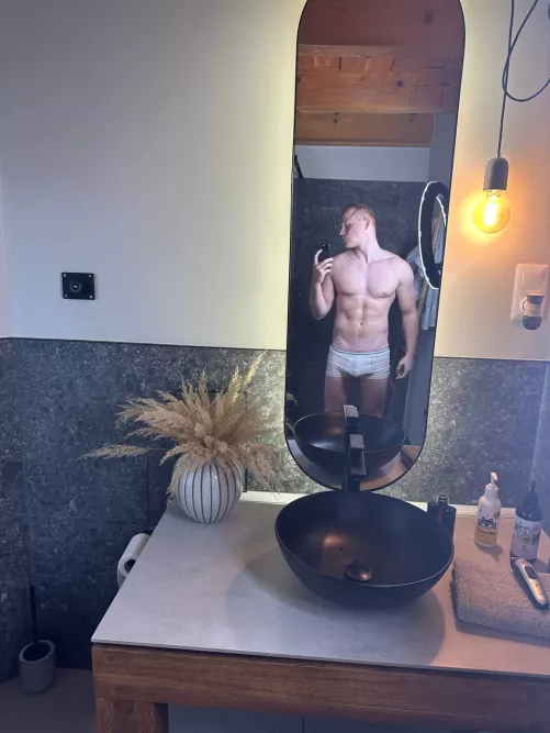 Don’t let your eyes be blinded by my handsomeness.