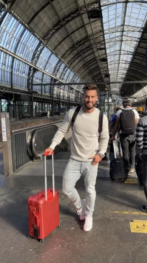 Guess where I am in this photo 🫣