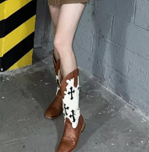 Help me identify these boots