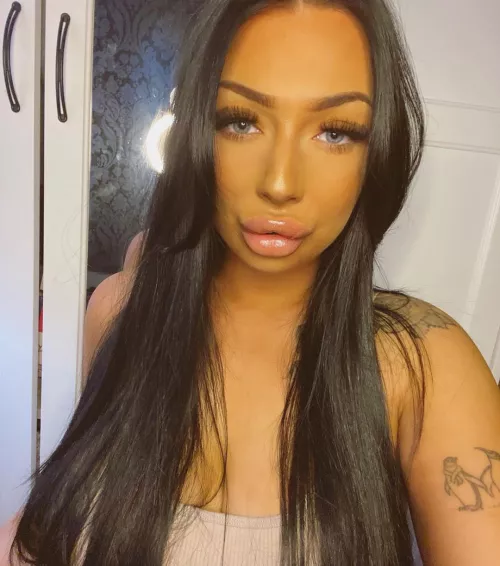 Her lip shape is incredible and she is insanely pretty