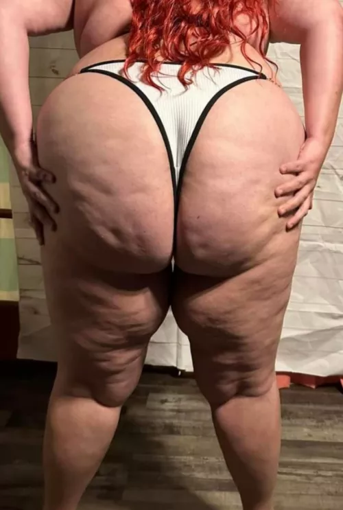 Taking this big bikini booty to the beach! 🏖