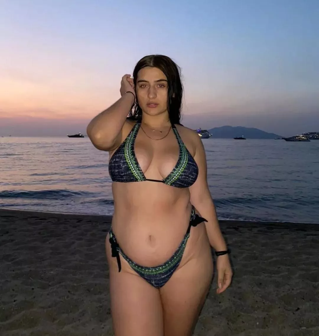 Who thinks he/she can beat my sis in a catfight wrestling match? 💯⭐