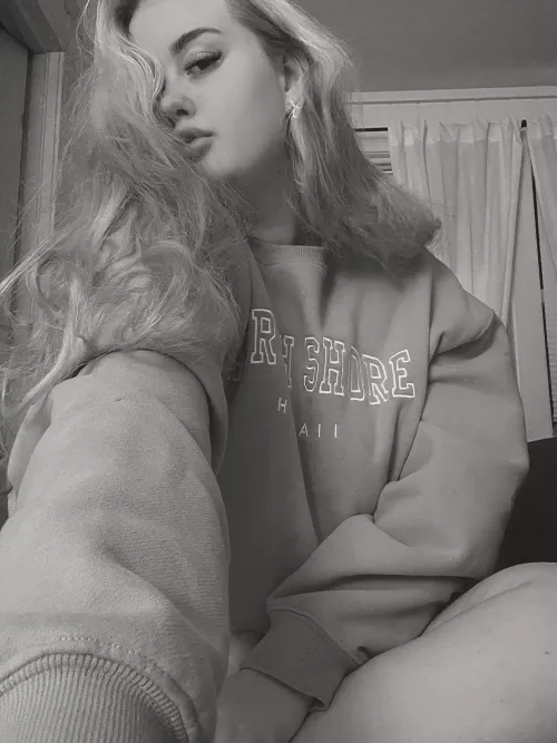 A cute curvy girl is what you need