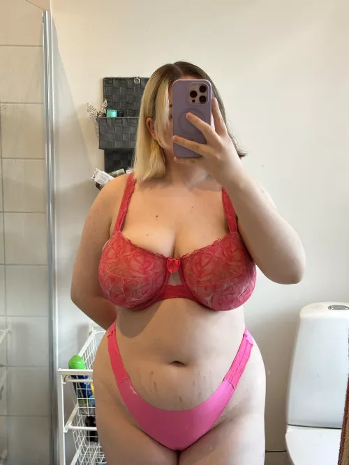 Do you guys like when chubby girls wear lingerie?