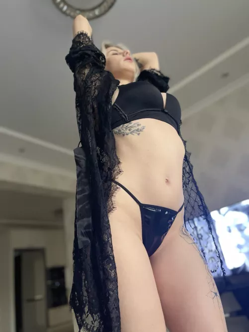 I like it when guys cum on my tummy [IMG]