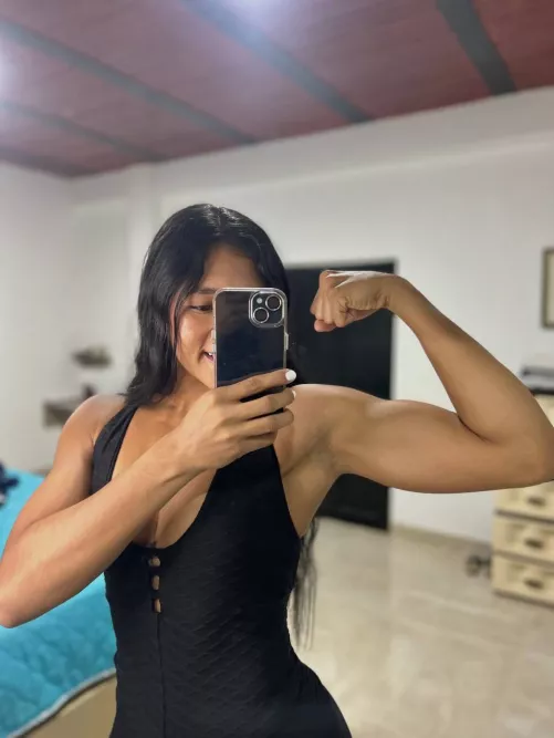 Short posing in between sets during a home workout