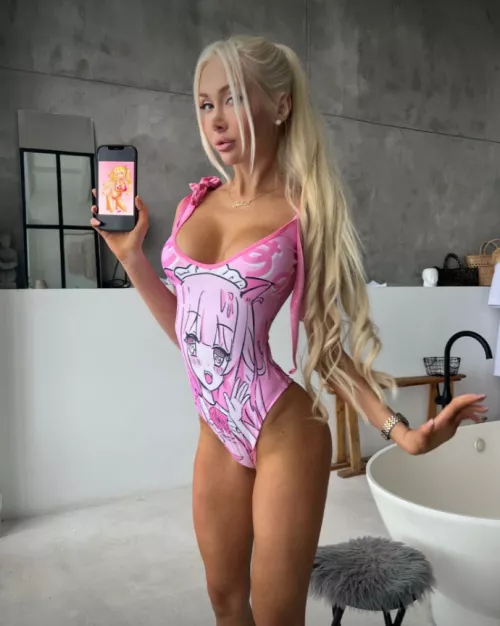 Do you like my new one-piece swimsuit?🥰