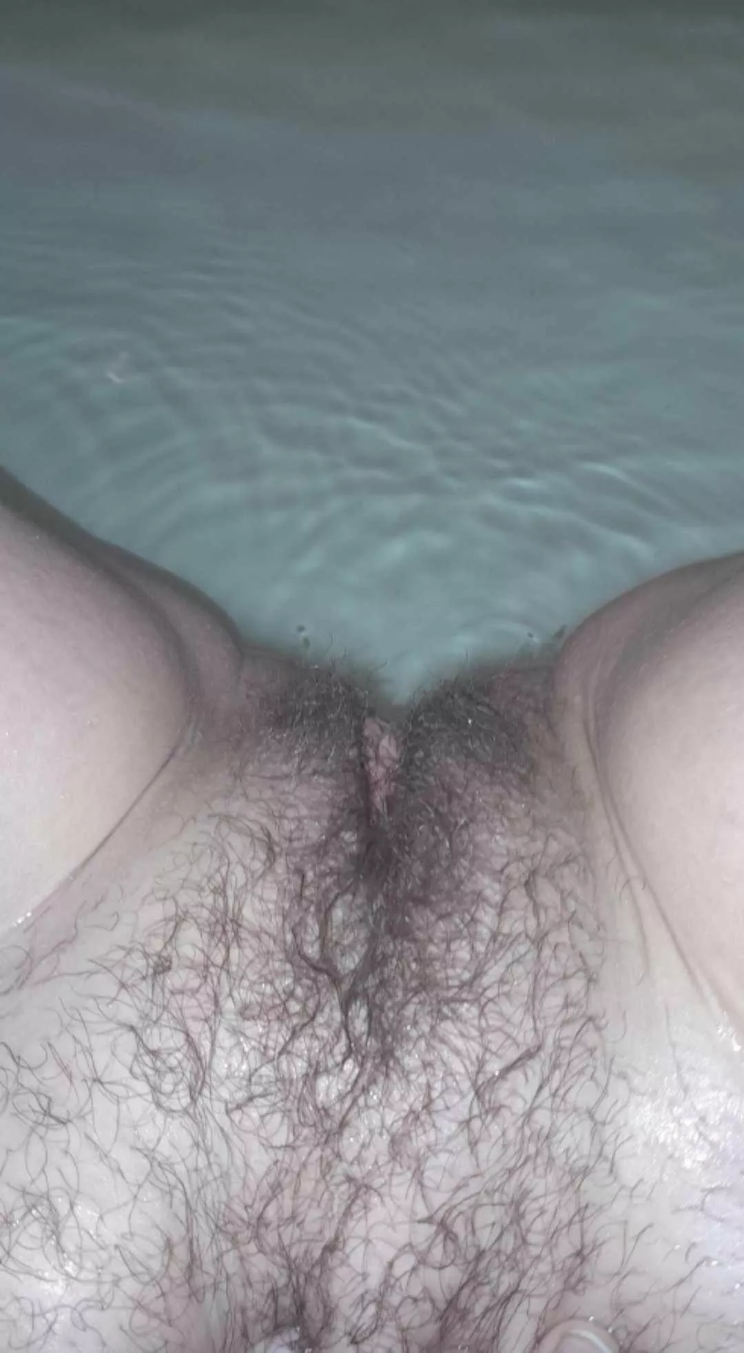 Hairy pussy in the bath