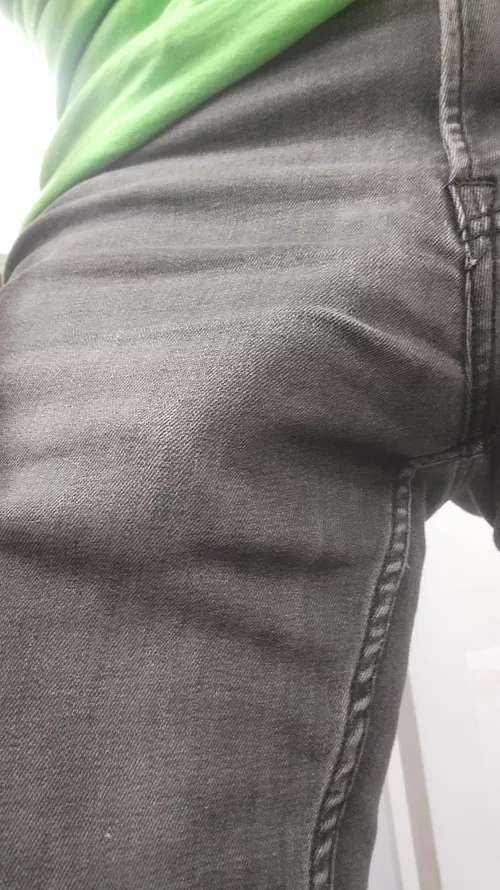 No boxers at work today so my bulge is showing through my tight pants.