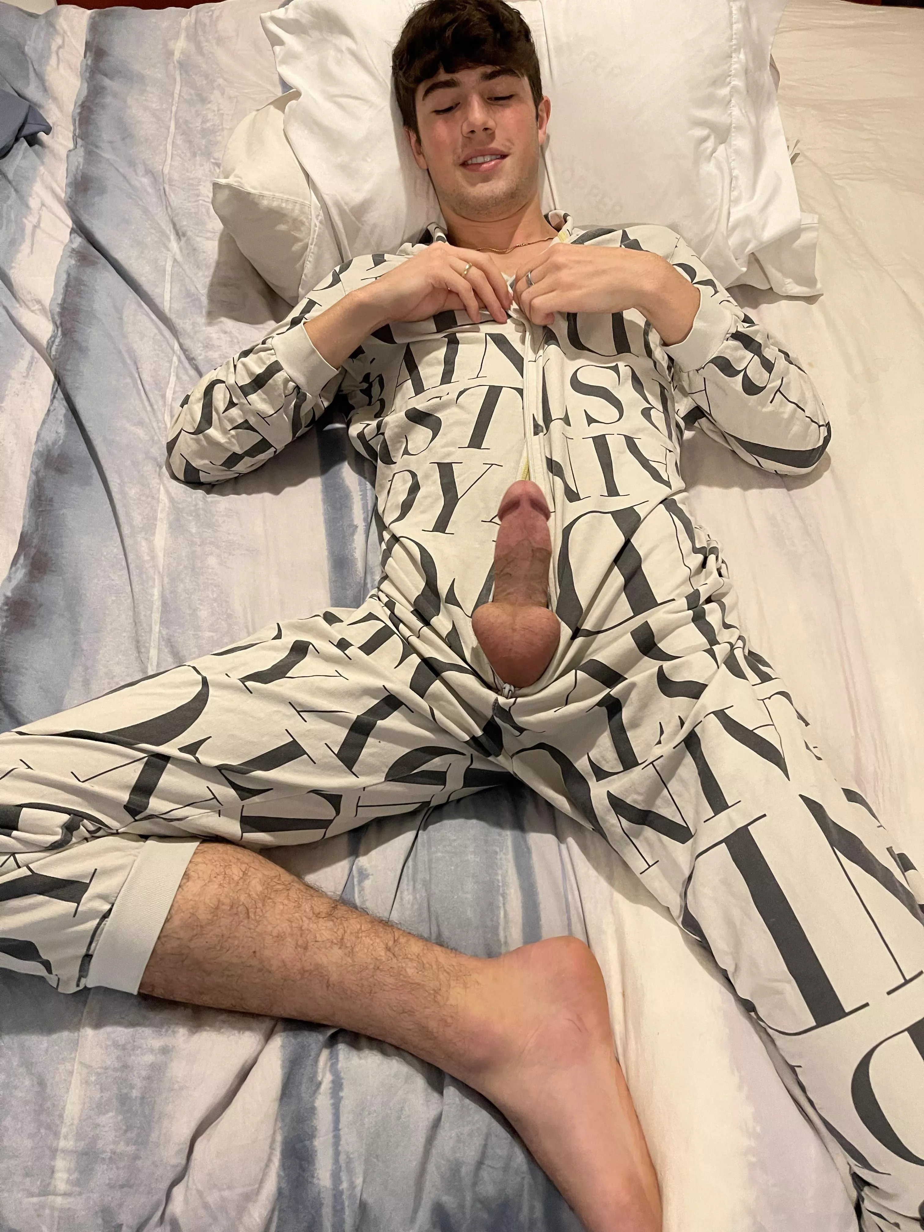 Who wants to jump in bed w me