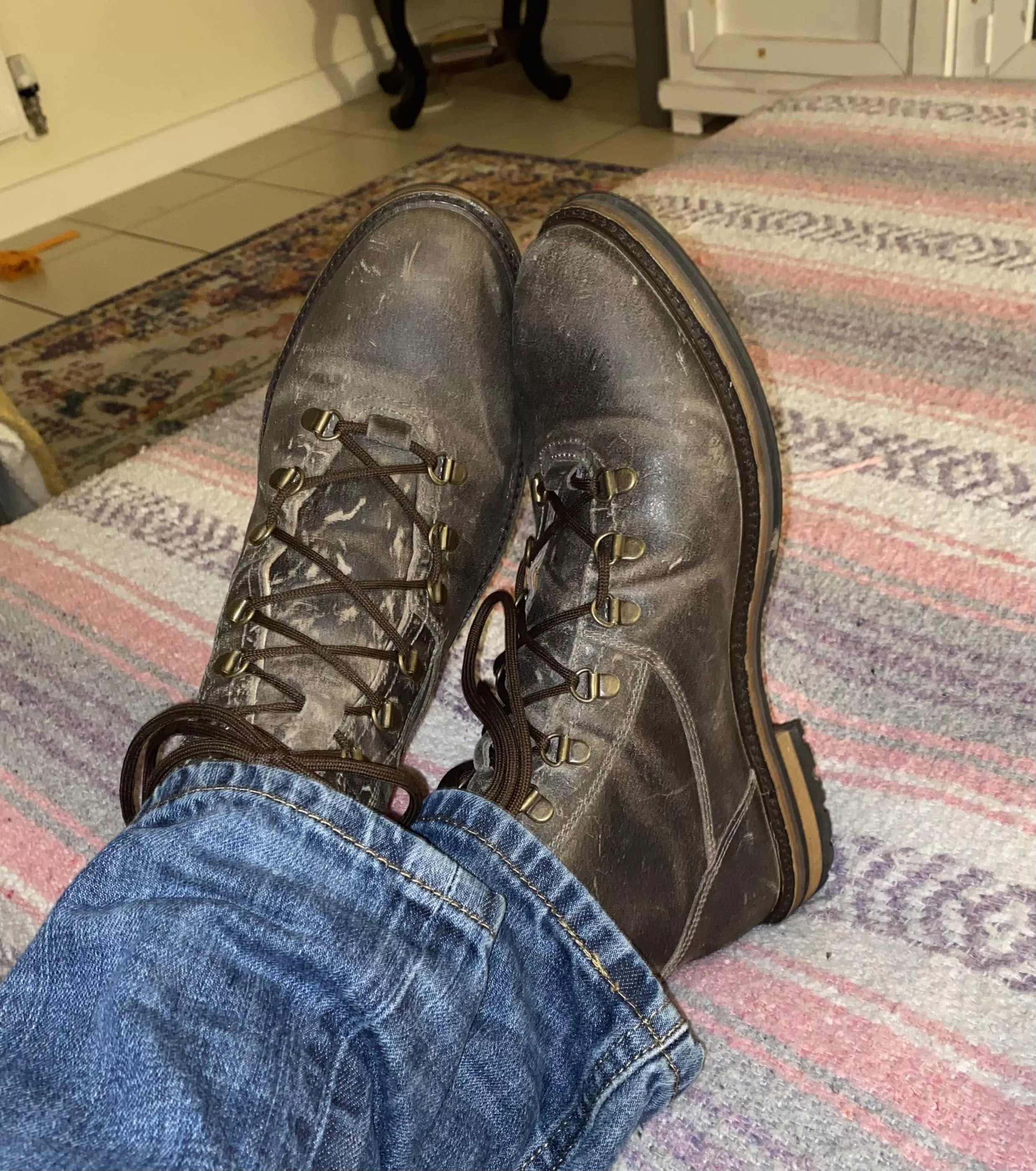 Wide midfoot shoelace relief