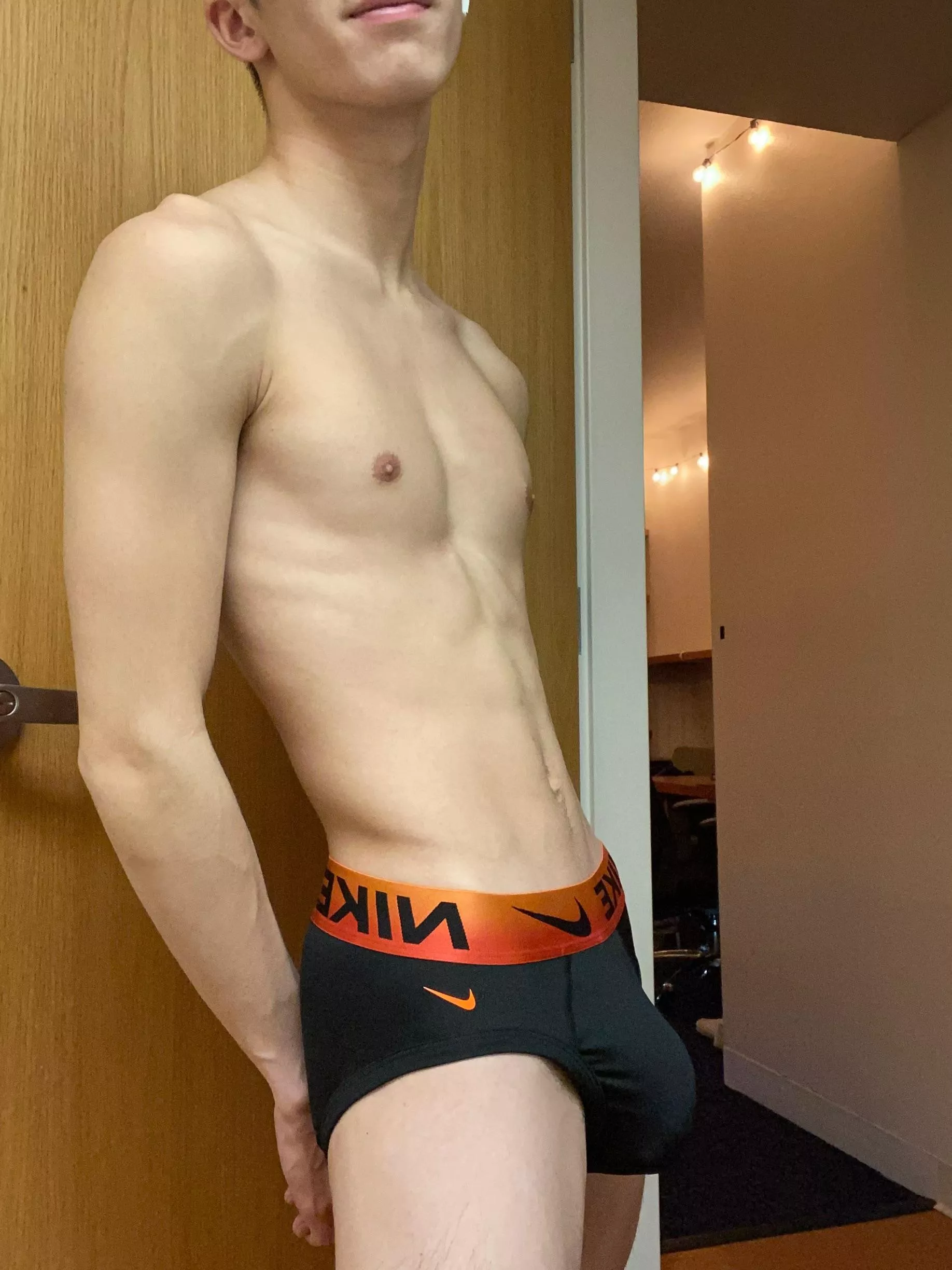 20, wanna send pics to young fit guys, dm me :)