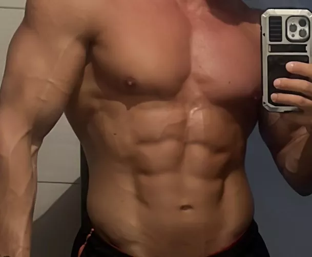 27 any smooth fems wanna worship my muscle and big dick? charlied7120