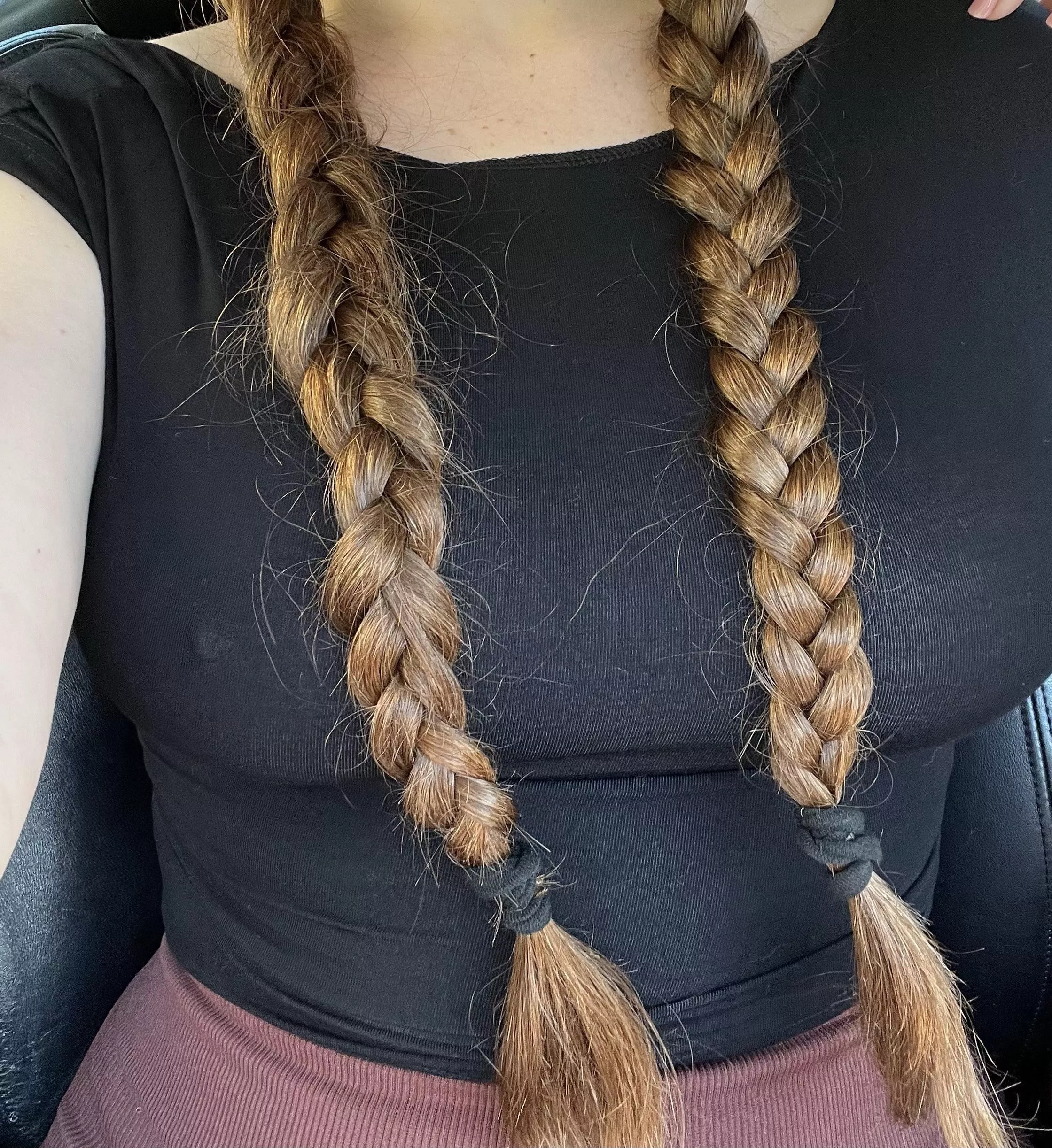 Braids & no bra on this Sunday afternoon 🤫