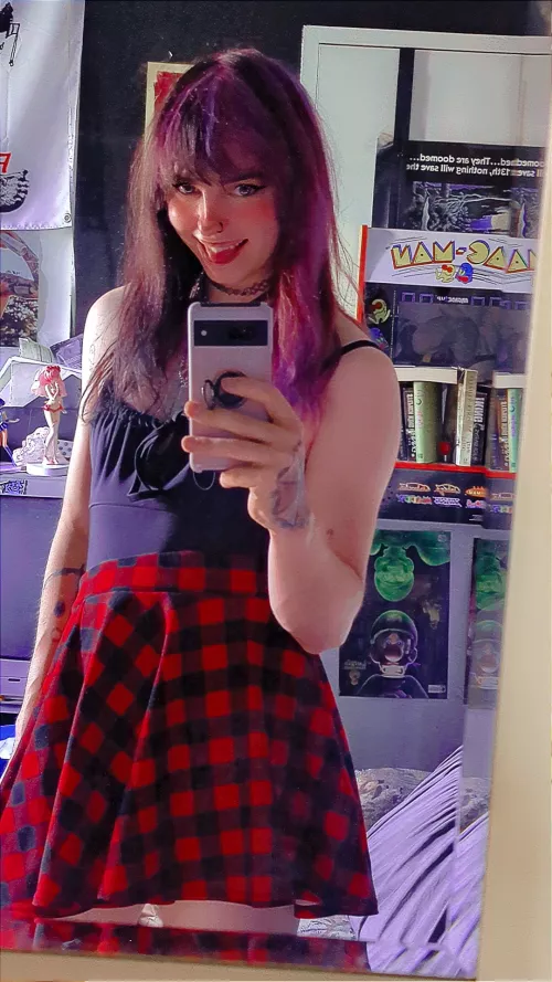 Hey cuties what Halloween costume should I get this year?☠️🖤💜🖤💜🖤☠️