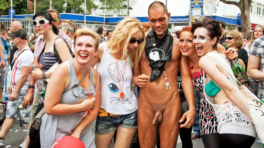 Hot CFNM from SCD Berlin. Love the blond's expression of delight.