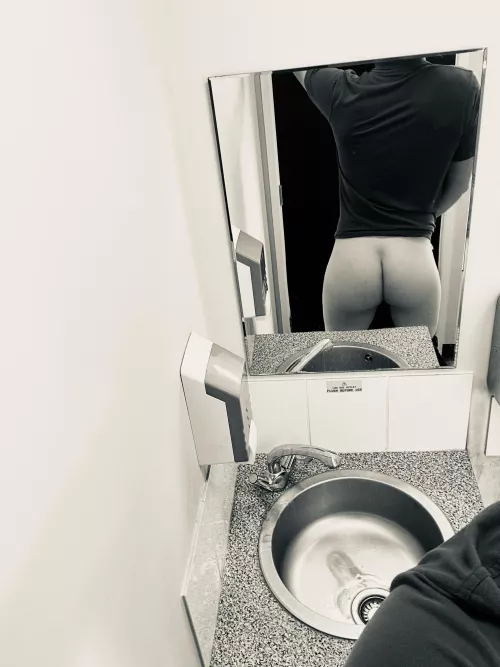 I just couldn’t resist a picture when getting changed ! 🥵🔥