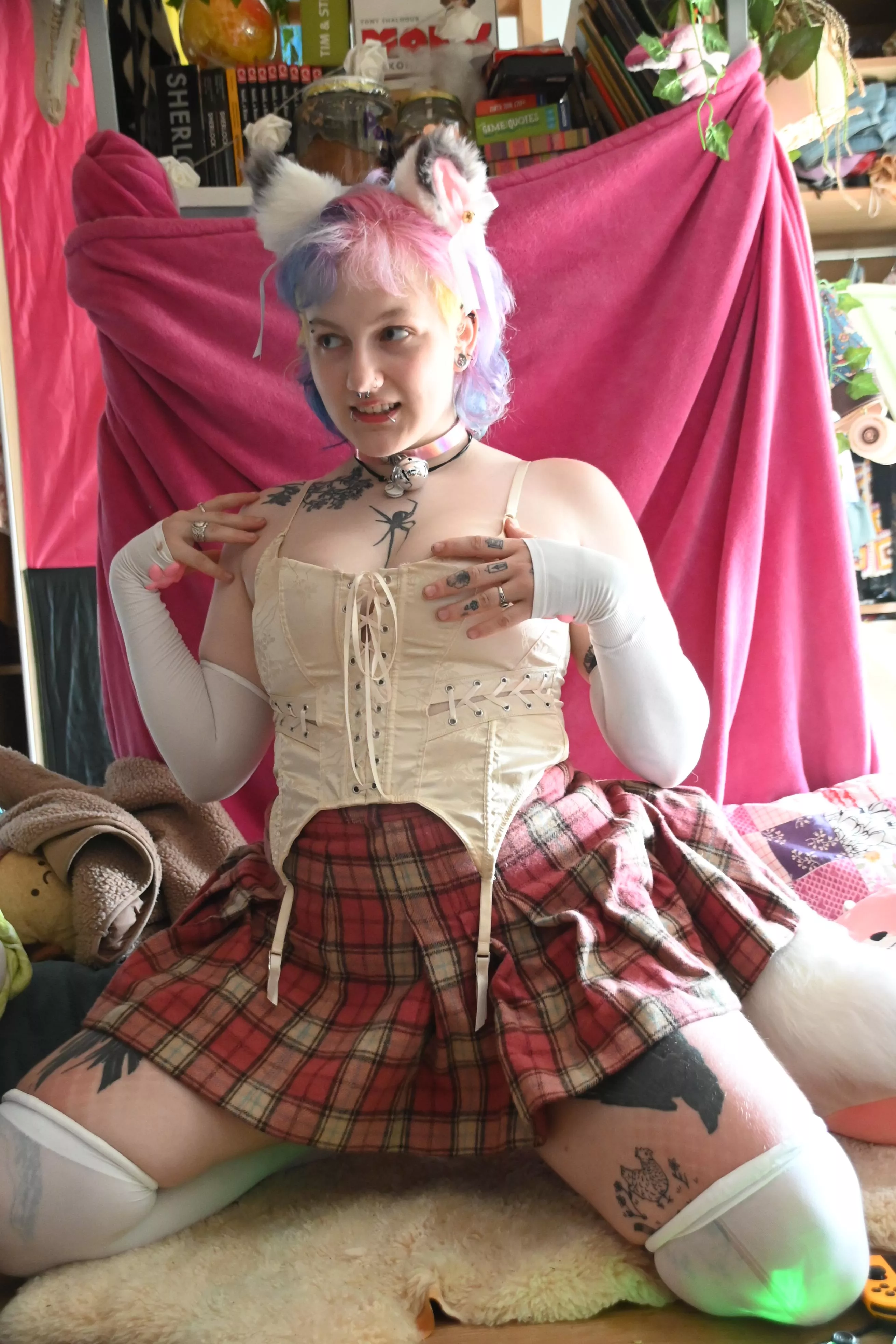 I kinda want a collar with your name around my throat :3