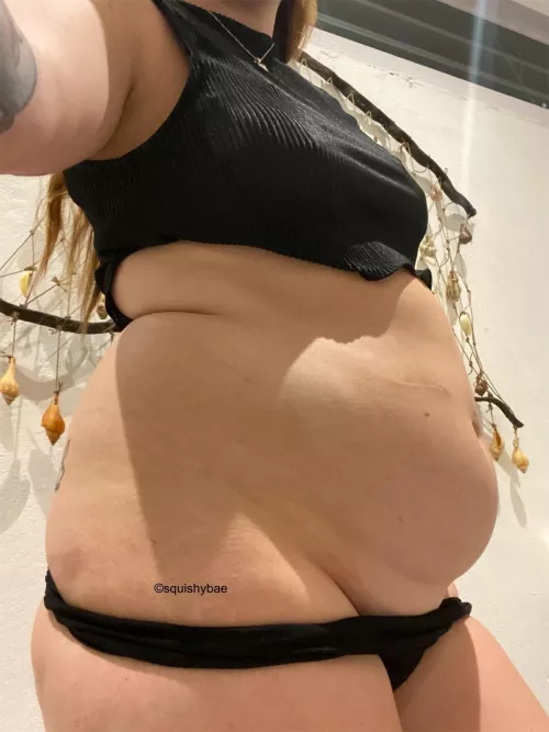 Lil peek at the fupa 😜