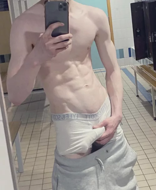 [M](20) locker room bulge
