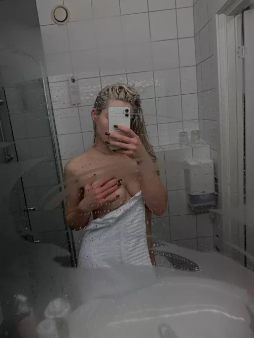 tell me to remove my hands and be your good girl, daddy💗