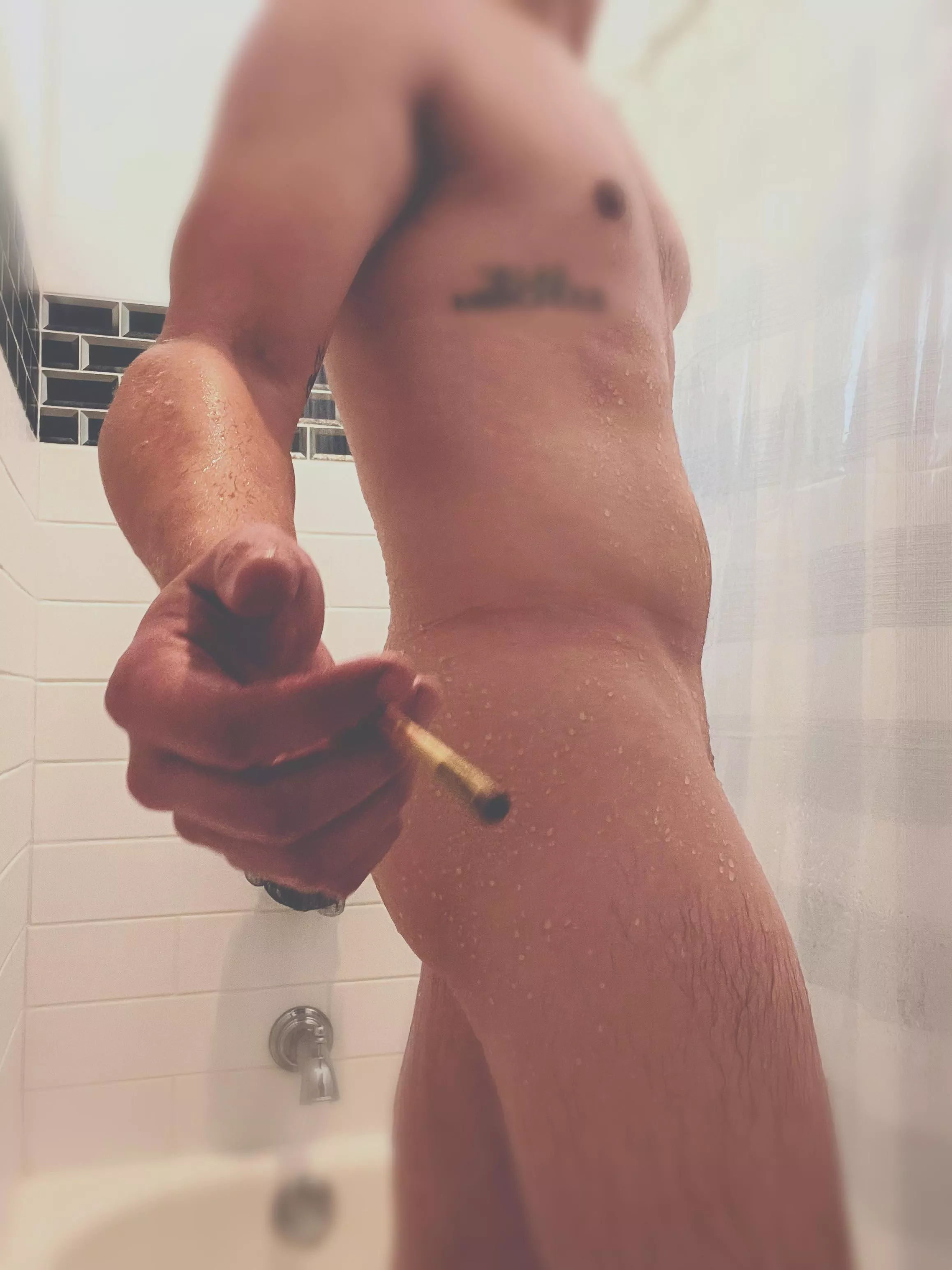 Won’t you have a drag with [m]e here darling?🔥 🚿