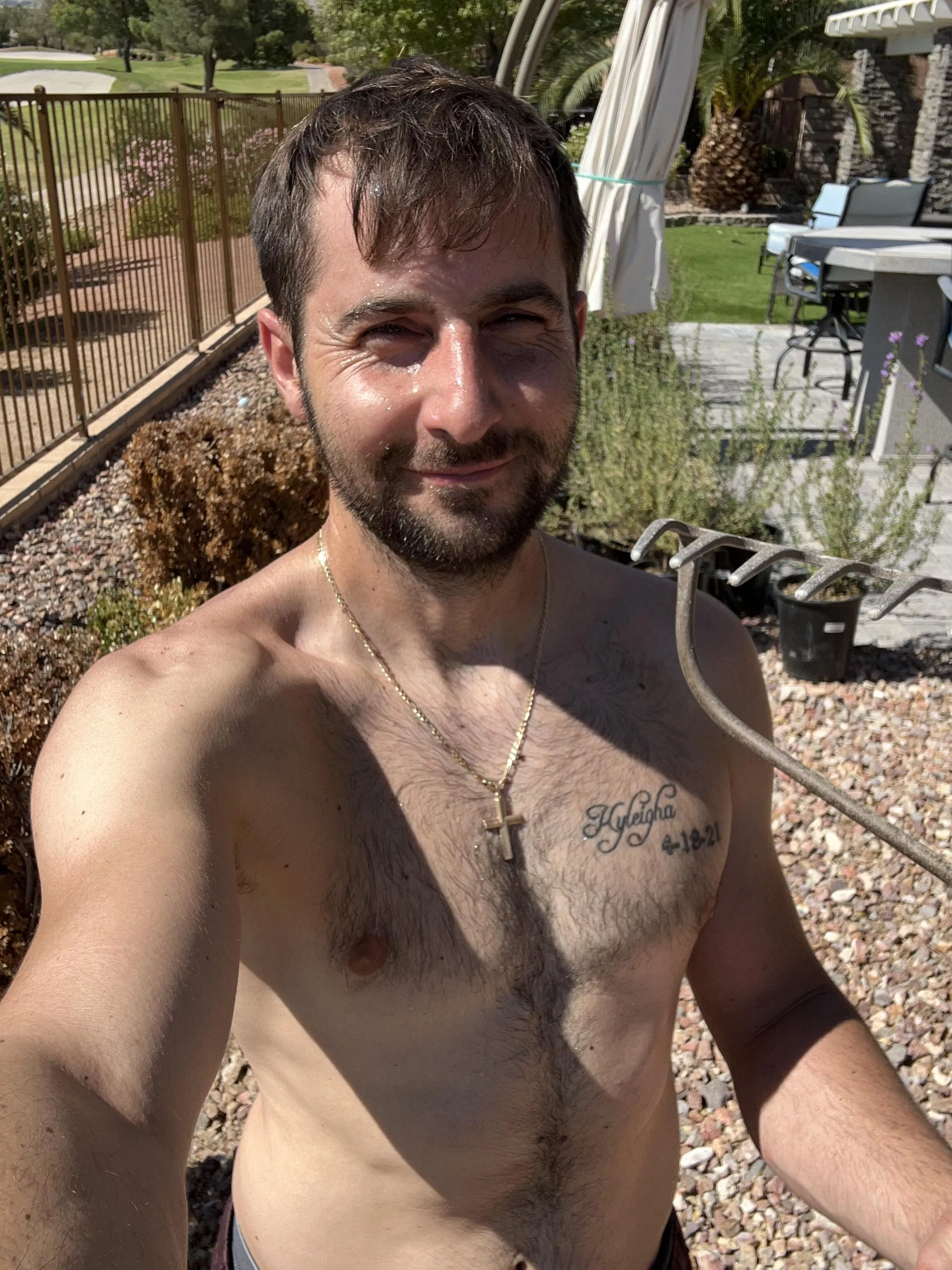 Would you stare at me while I work on your yard?! 🥵