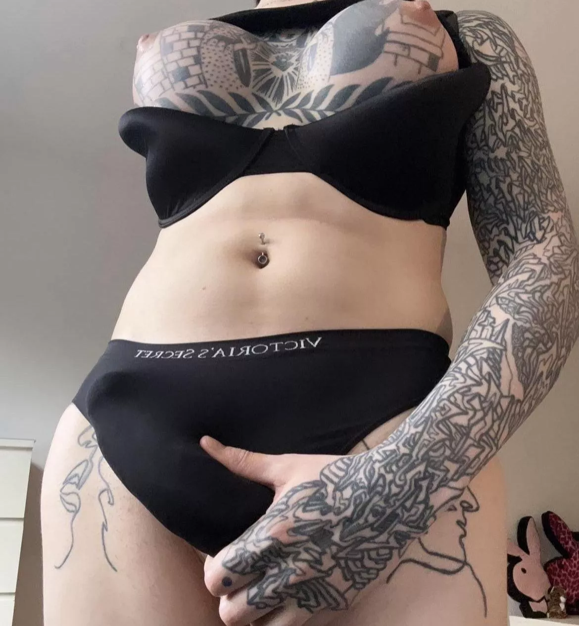 do you like my bulge or tits better? 🎀