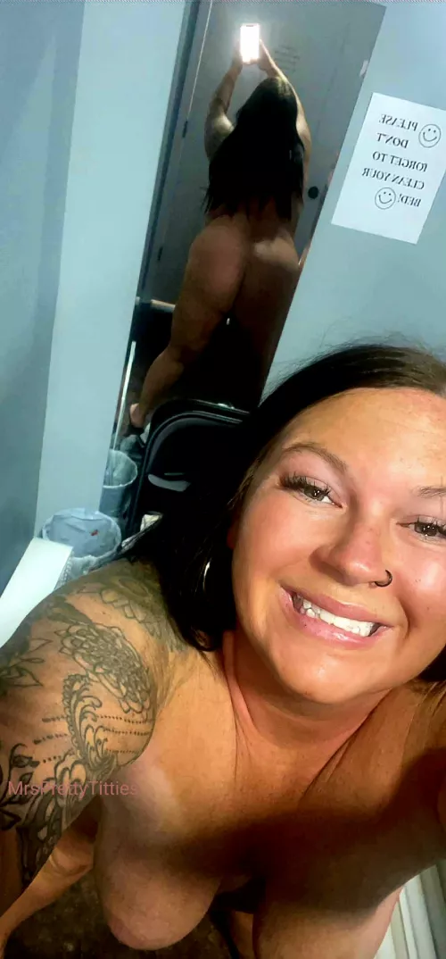 There's nothing wrong with sneaking nudes in a tanning salon for strangers is there?