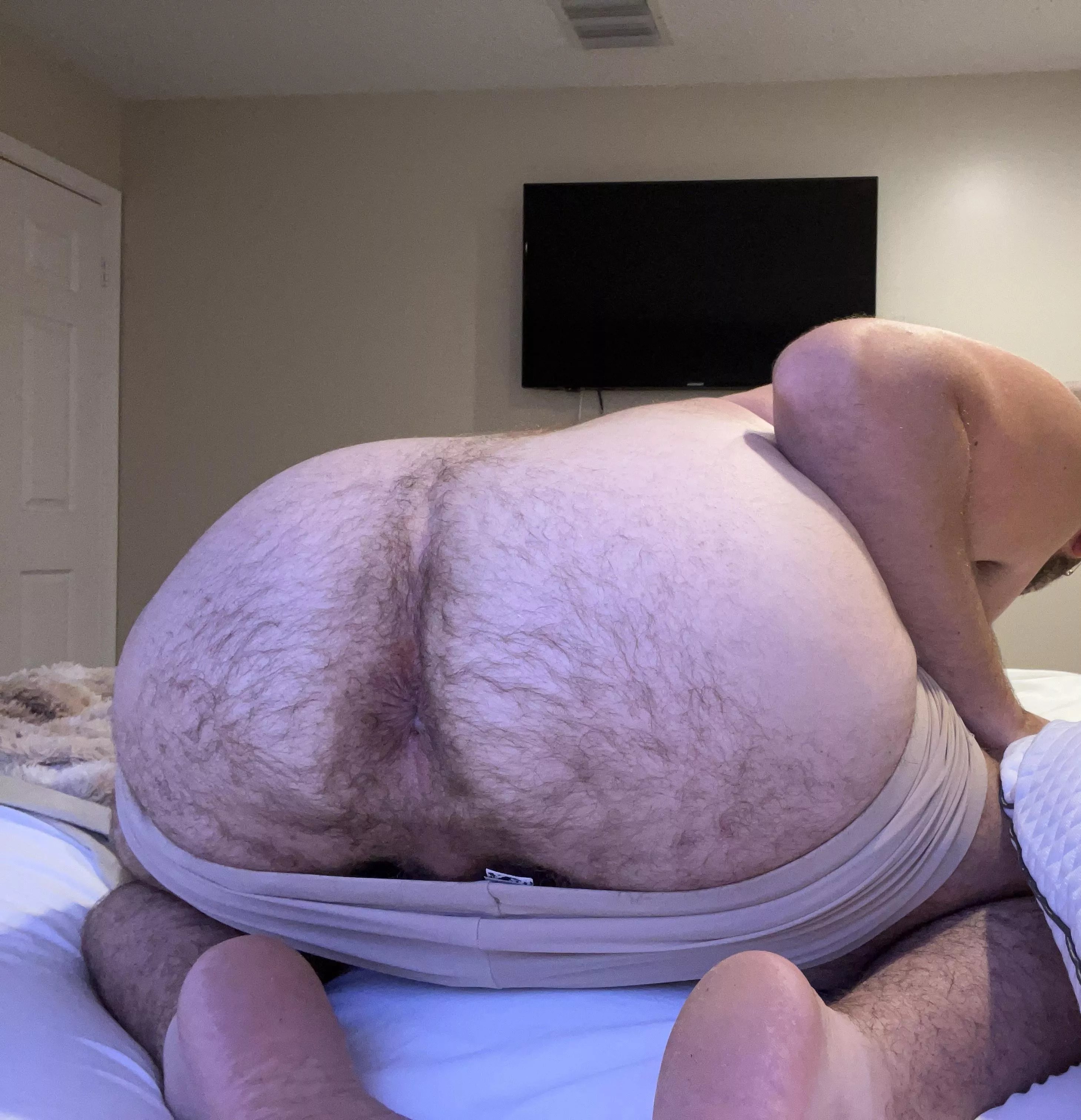 (31) just chillin 🍑