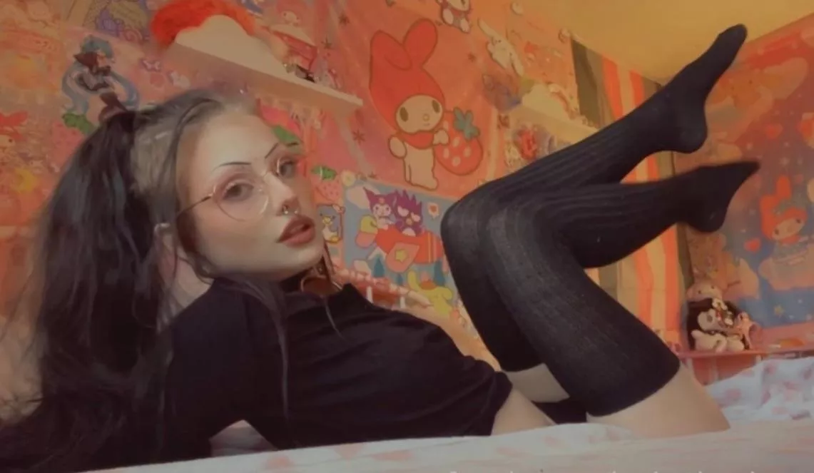 alt girls are always wearing thigh highs <3