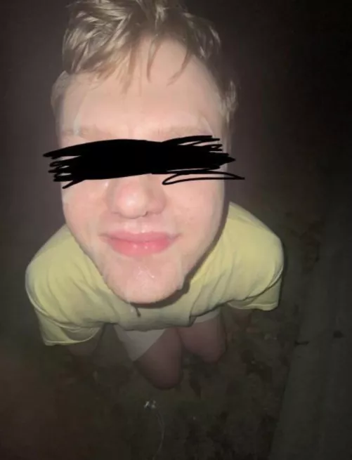 Cumslut loves a facial a Public