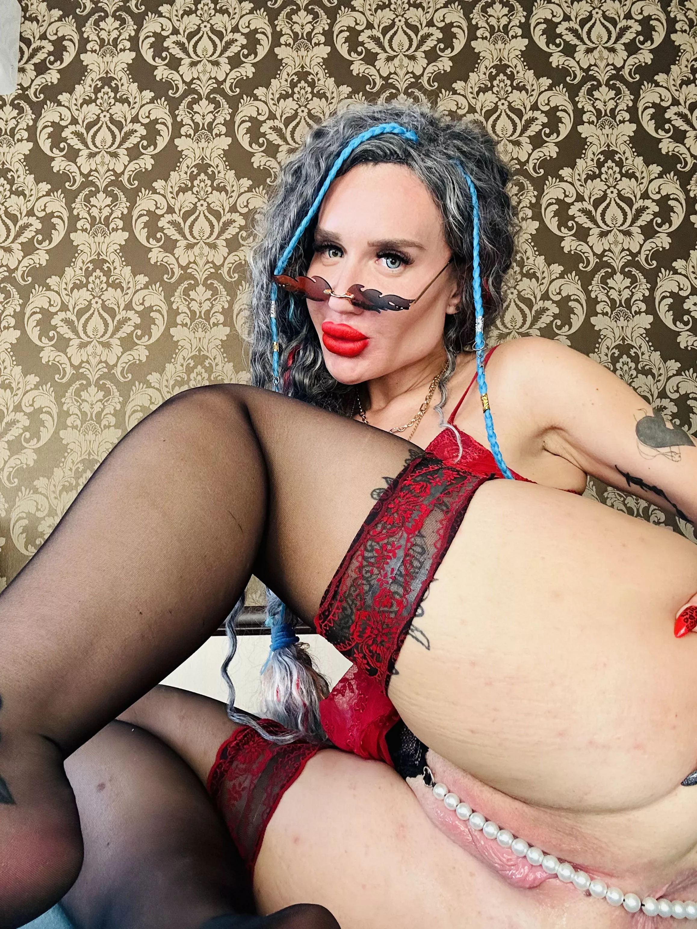 Hi, i’d like to order some attention