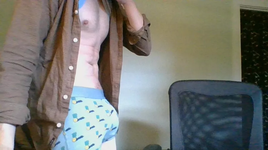 Love how my bulge looks even when I'm soft