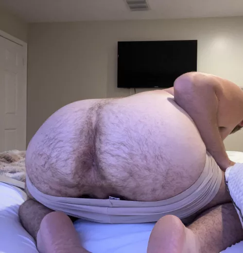 (31) just chillin 🍑