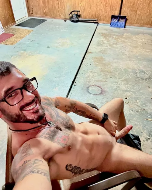 Bearded Daddy, Has been working really hard, who wants to come and relax me. I will even put a hard hat on 😉 🖤🥃