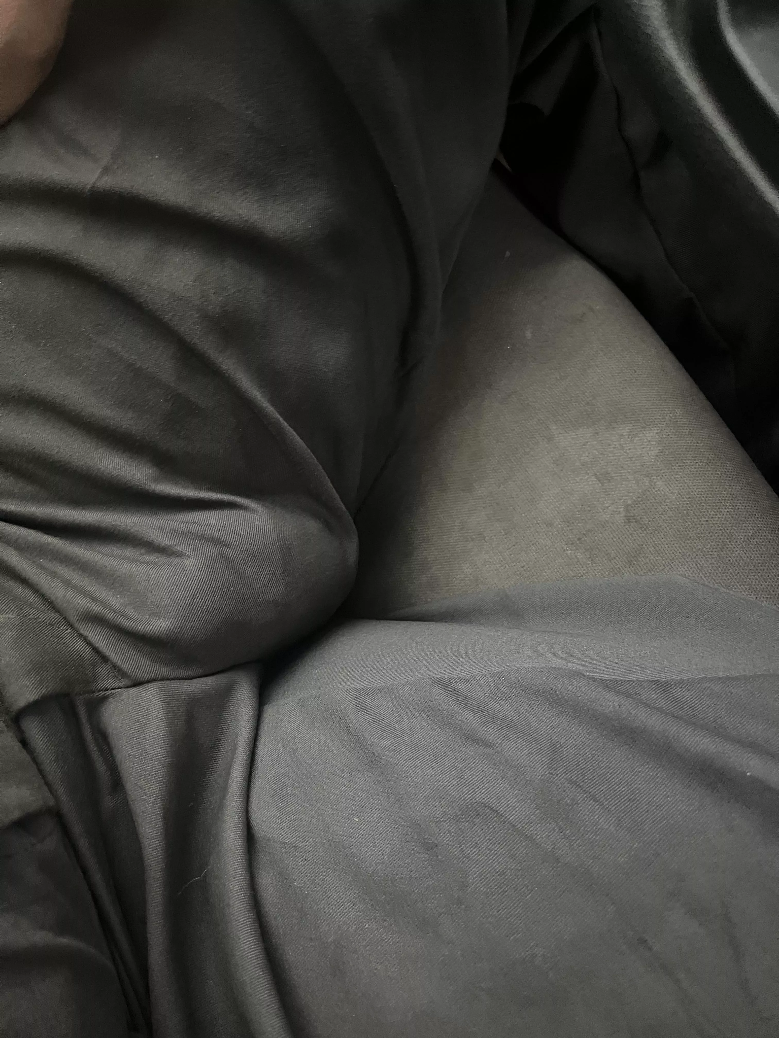 Mechanic bulge ok here? These work pants really show it all 😅