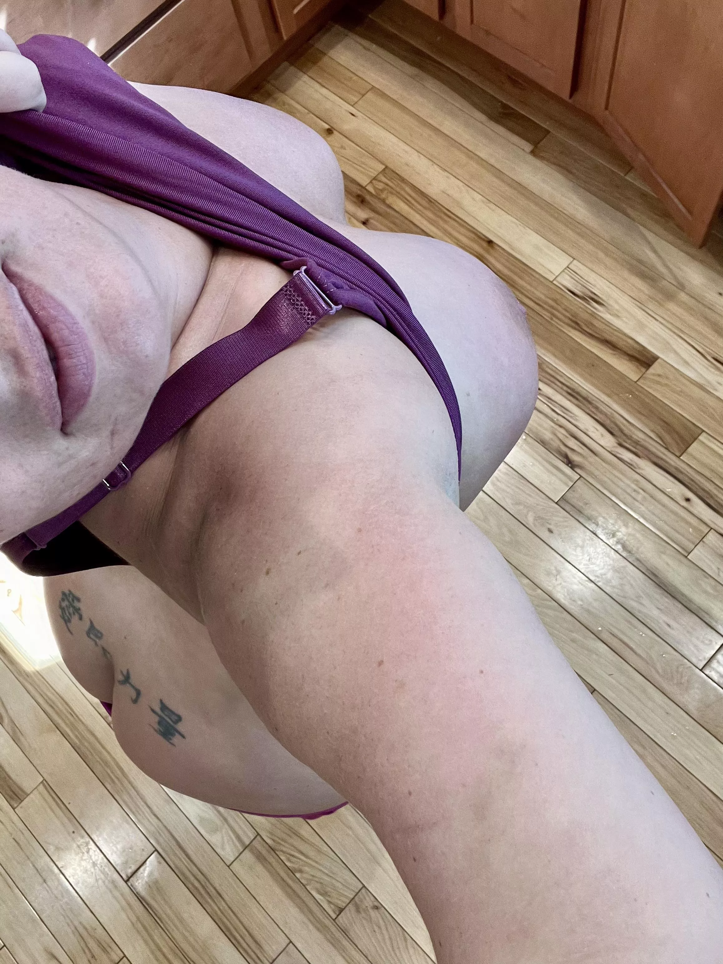 Strippin’ in the kitchen 😜 36(f)