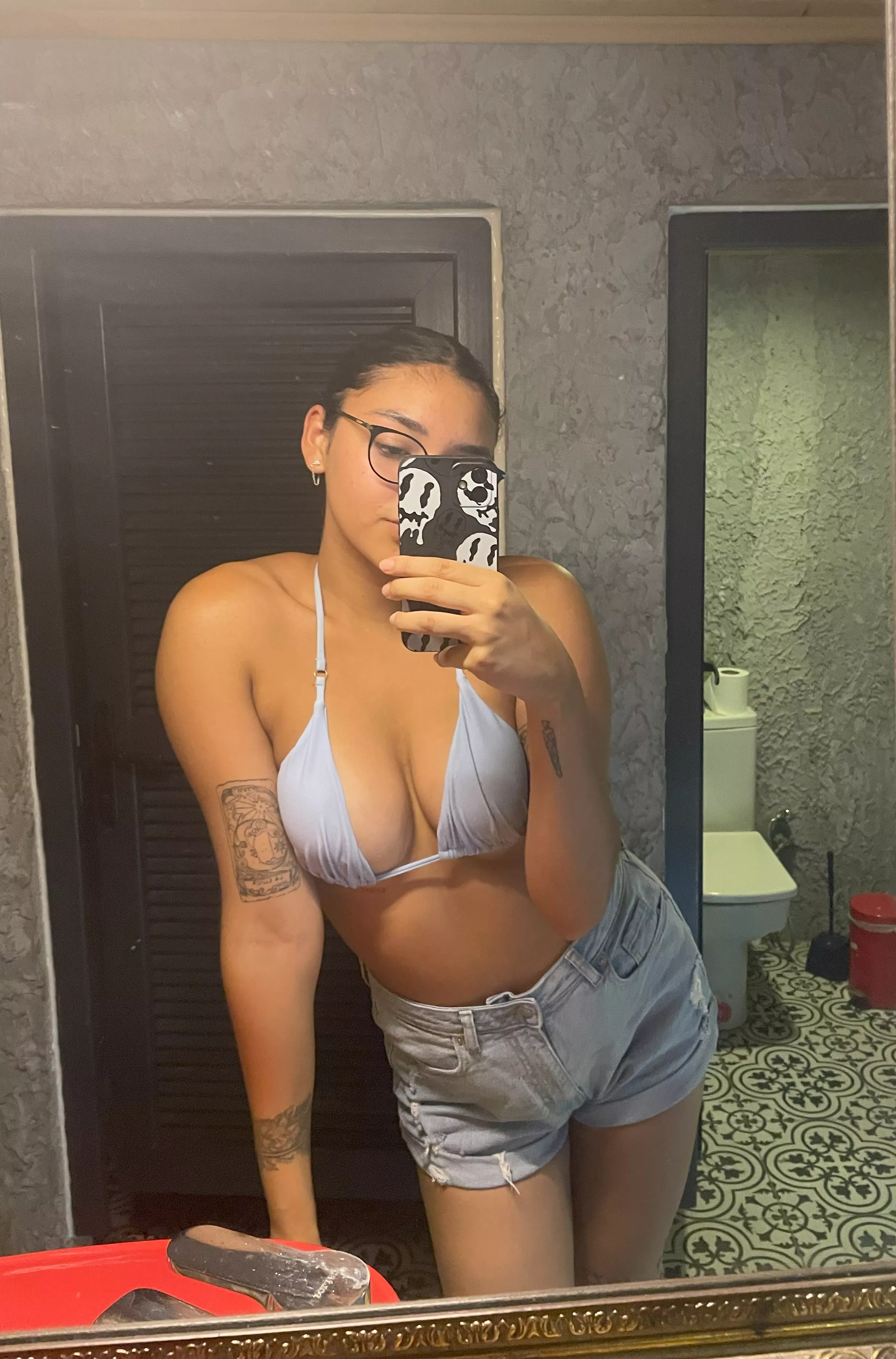 Who wants to join me poolside? 👙😉