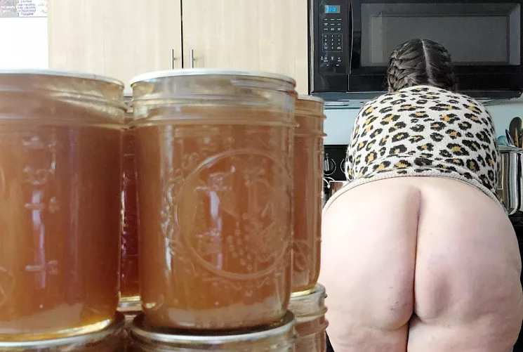 Can I interest you in my apple butter or my apple bottom?