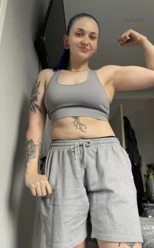 kapow 💥 working on some BIG juicy biceps 💪🏻