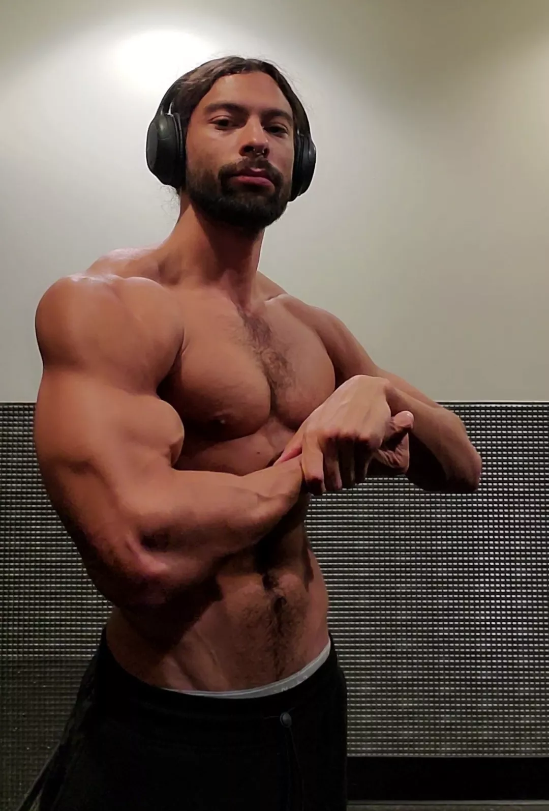 Raising hell at planet fitness 😈