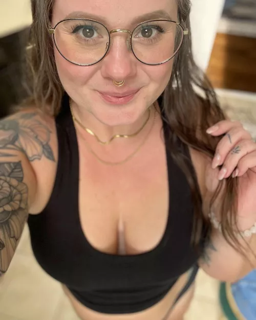 Best thing about short MILFS - you can always see right down their shirts