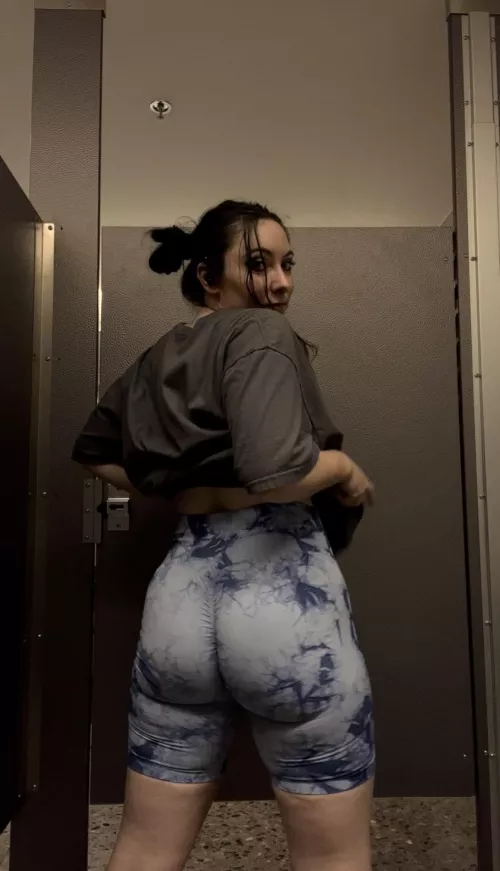 Booty gains are hard work but so worth it 😤 [f]