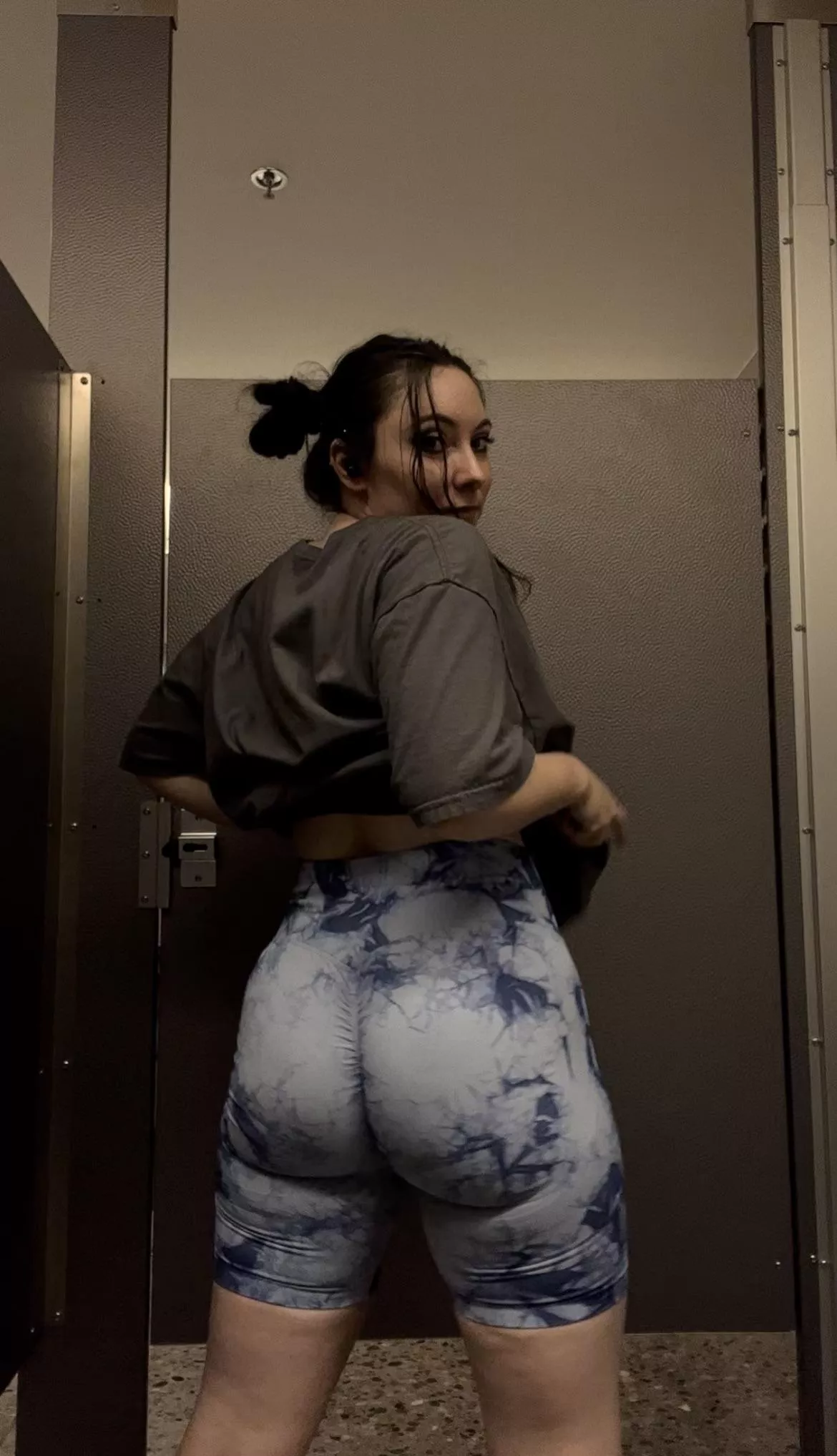 Booty gains are hard work but so worth it 😤 [f]