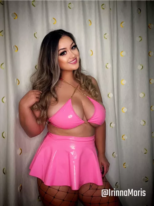 I can’t get enough of this shiny pink outfit 💖 how do you find it?