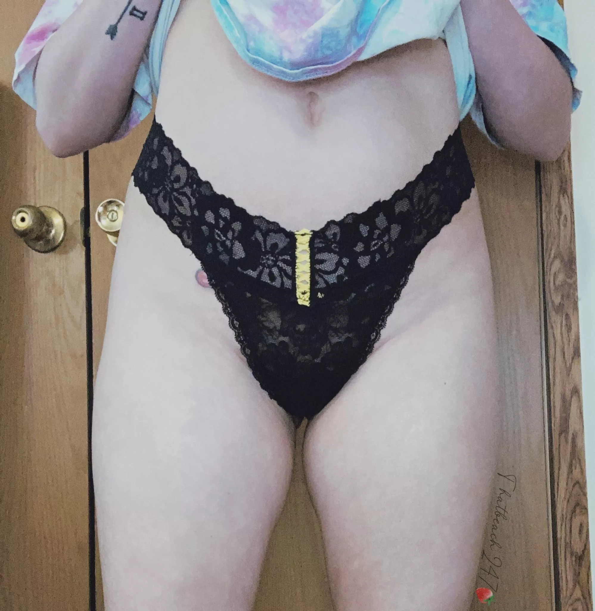 💛🖤 I know you’re horny and wanna come get a pair of my panties! 🖤💛 [Selling][US]