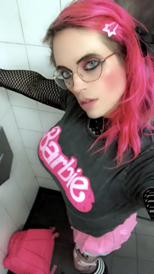 It always feels so weird whenever I’m in a public toilet & it’s not cos I’m about to earn myself spending money for the weekend 🤪