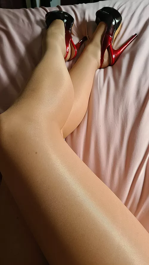 The distinctive shimmer of Wolford Neon 💕